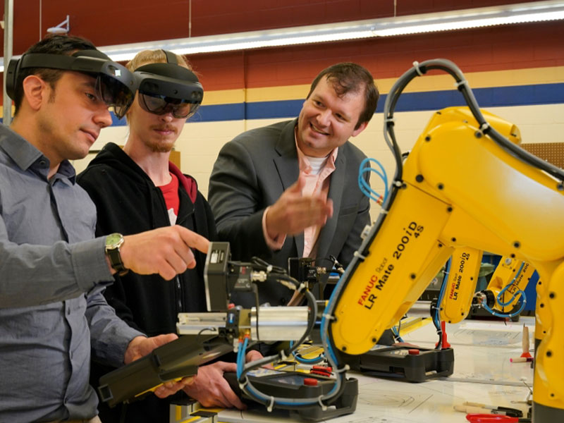 A new CCAC makerspace, to be located at West Hills Center, will provide regional manufacturers and entrepreneurs with access to equipment, knowledge and other resources.